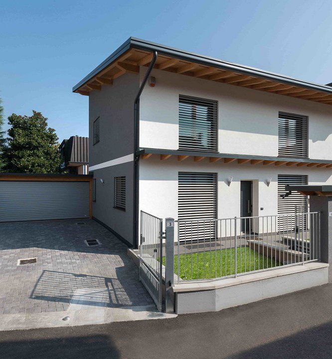 <H5>RISTRUTTURAZIONI</h5><h3>Ristrutturazione villa</h3><h4>Como</h4>
